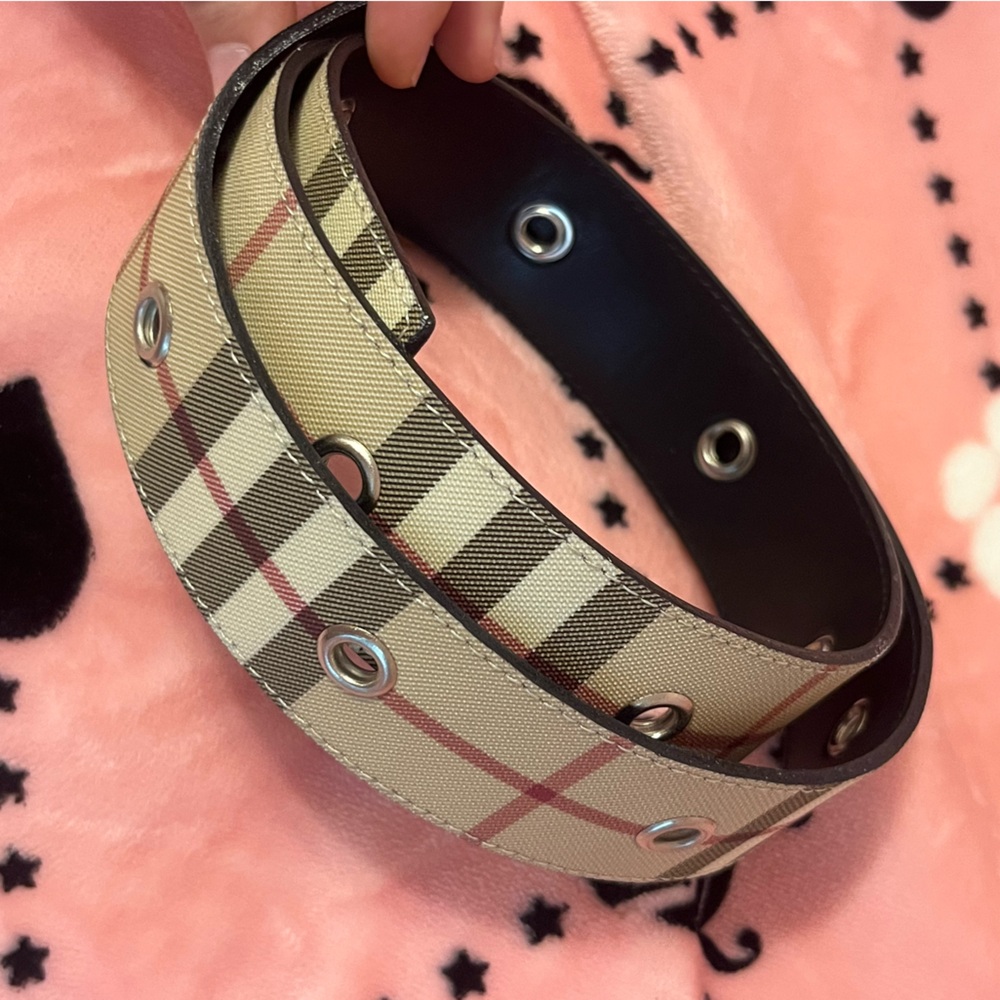 Burberry Cream and Black Belt Elegant Accessory